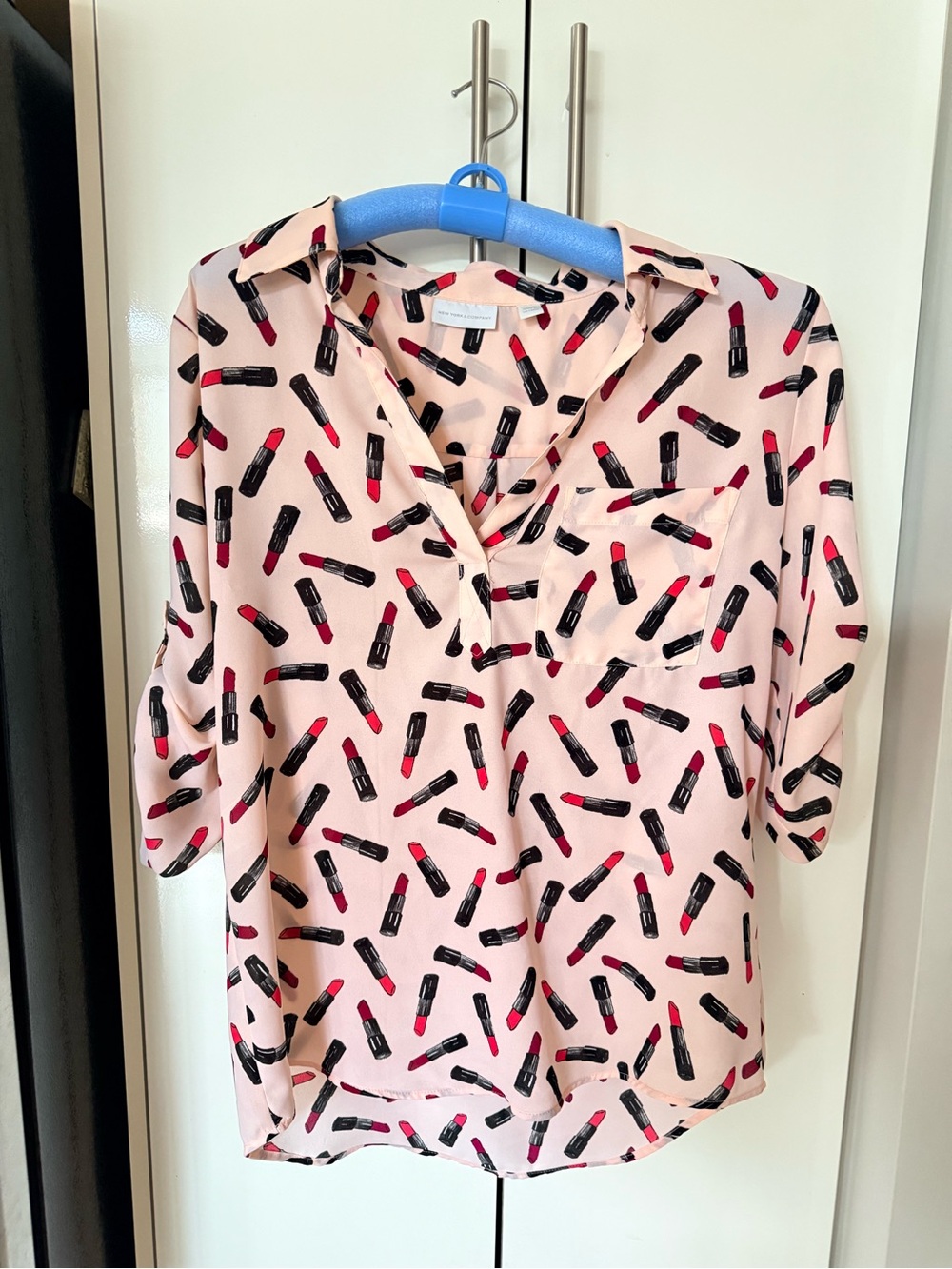 New York & Co Women’s Pink Lipstick Print Blouse Size S but fits like M